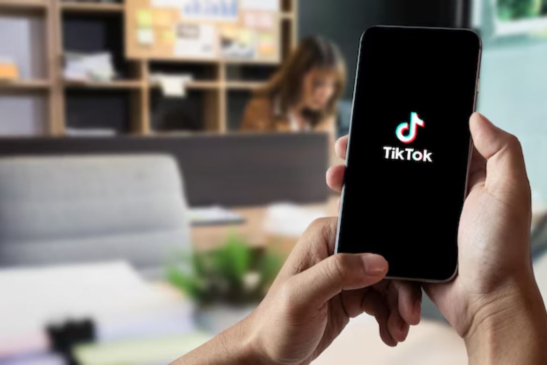Scroll bentar doang kok&hellip;&rdquo;  2 jam kemudian: &ldquo;Lah, udah pagi?&rdquo; Ini nih alasan kenapa TikTok bisa nyedot waktumu habis-habisan!