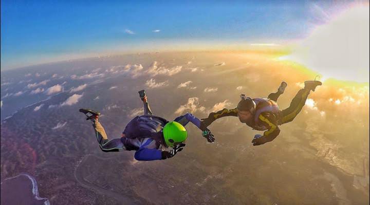 Wisata ekstrem skydiving di Indonesia.