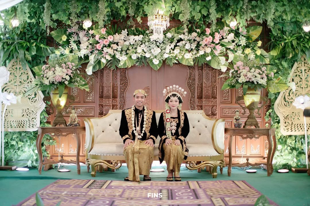 Prosesi pernikahan adat Jawa.