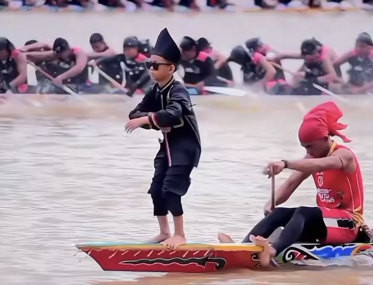 Balap perahu tradisional Pacu Jalur, kini sedang ramai diperbincangkan dan viral di platform TikTok/