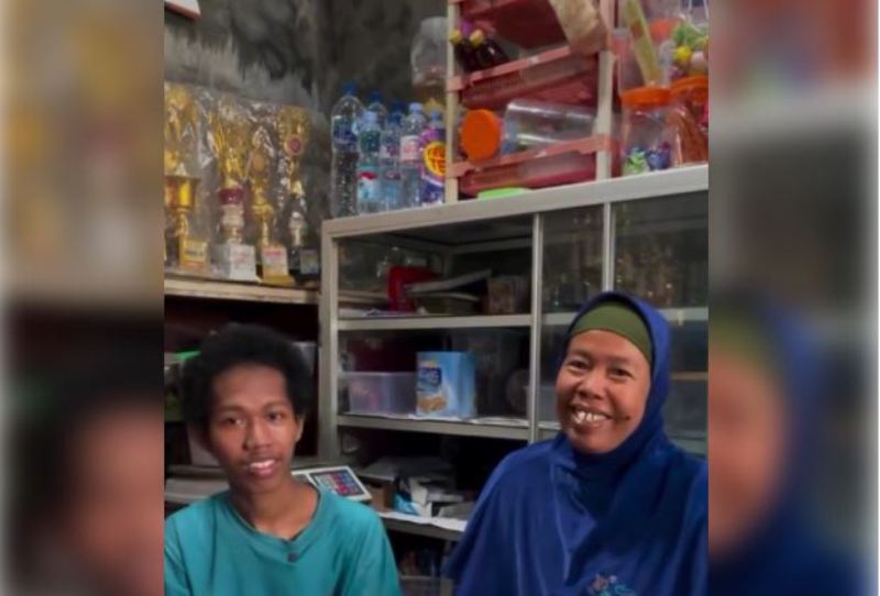 Avan Ferdiansyah Hilmi, anak pedagang es keliling dari Ponorogo yang viral karena rumahnya dipenuhi trofi prestasi, dia juga diterima di ITB.