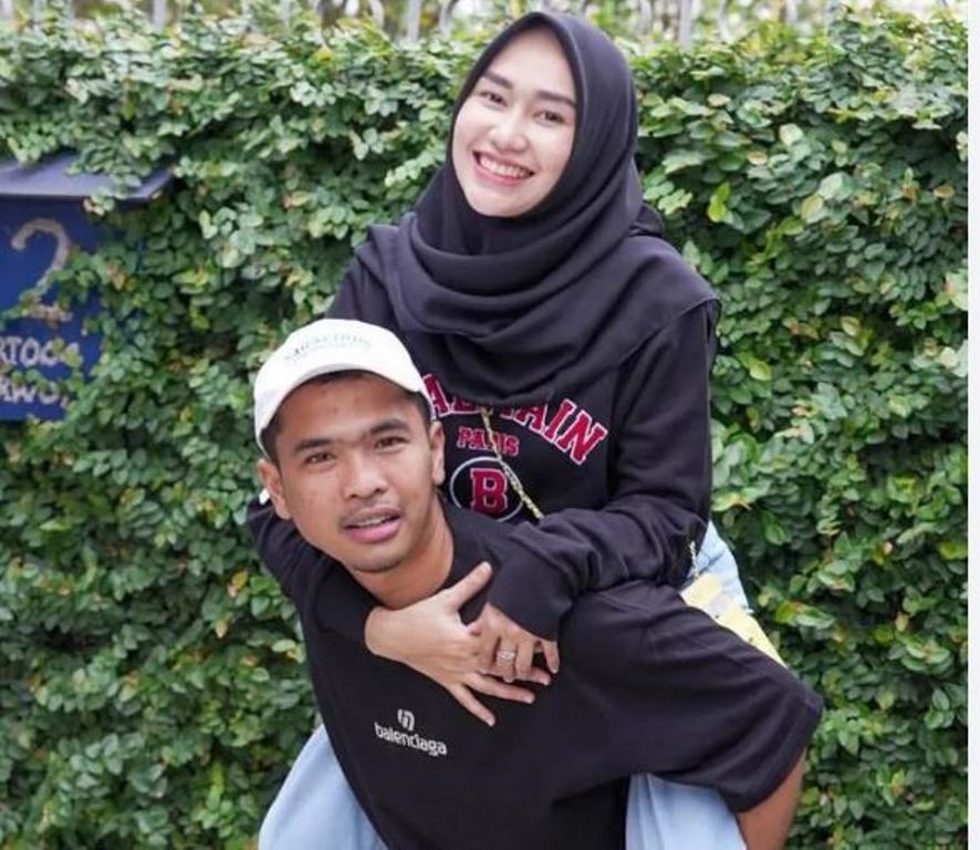 Keretakan rumah tangga Septi Yetri dengan Putra Siregar disebut karena kehadiran Fadhila sebagai orang ketiga.