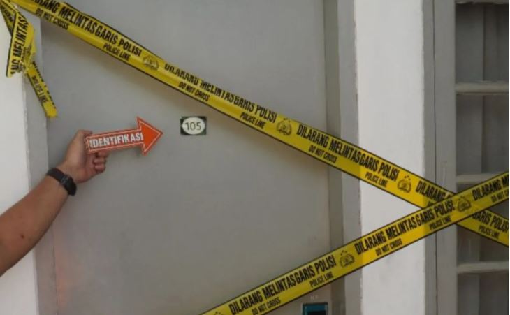Polisi mengamankan bukti CCTV kamar kos 105, indekos diplomat yang ditemukan tewas dengan kepala terlilit lakban.