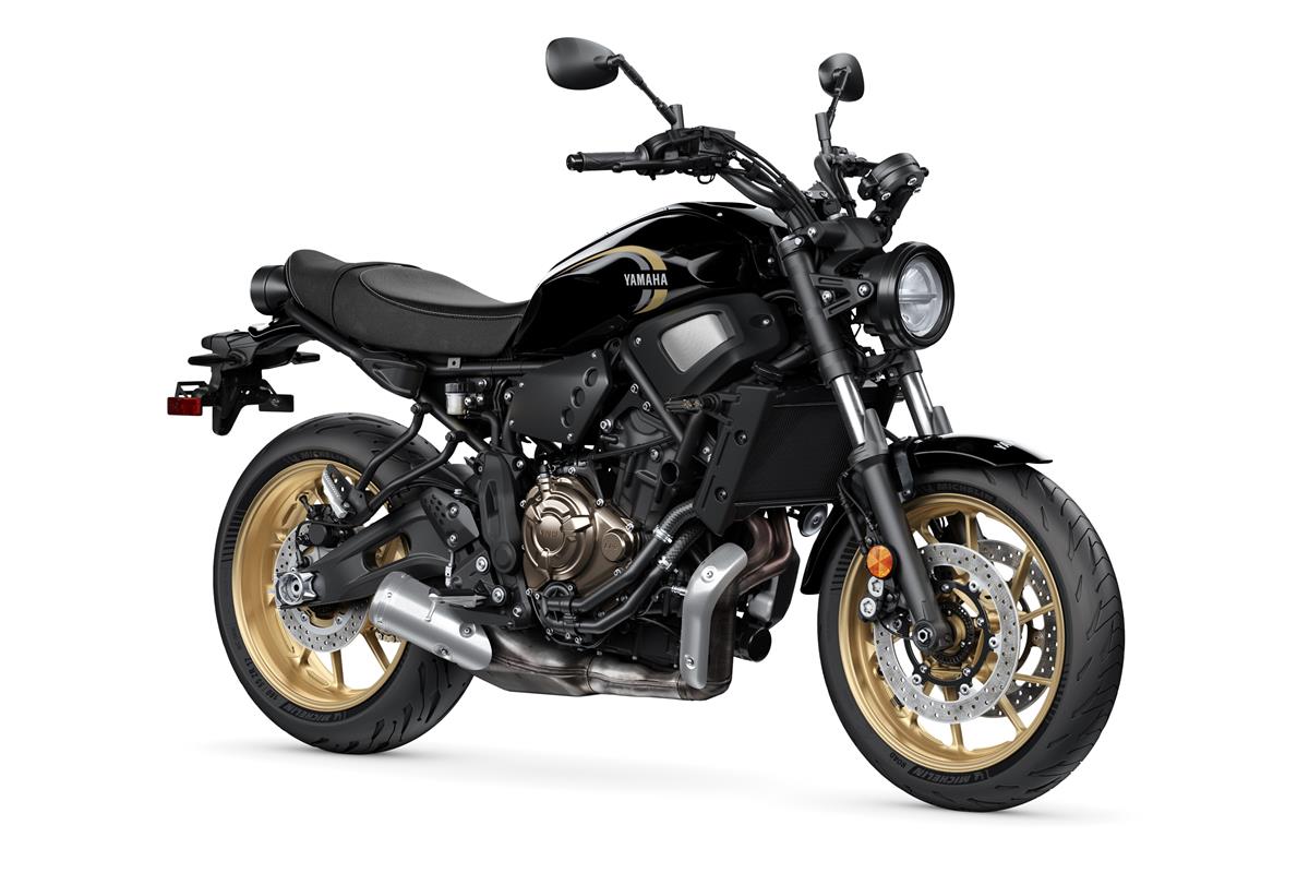 Yamaha XSR700 2025 hadir dengan dua warna baru: Radical White dan Deep Purplish Blue Metallic, tampil klasik dan sporty.