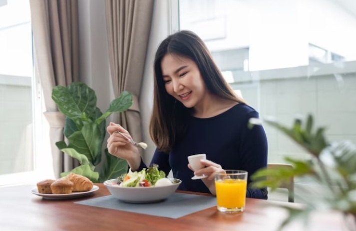Ilustrasi sarapan dengan minuman jus.