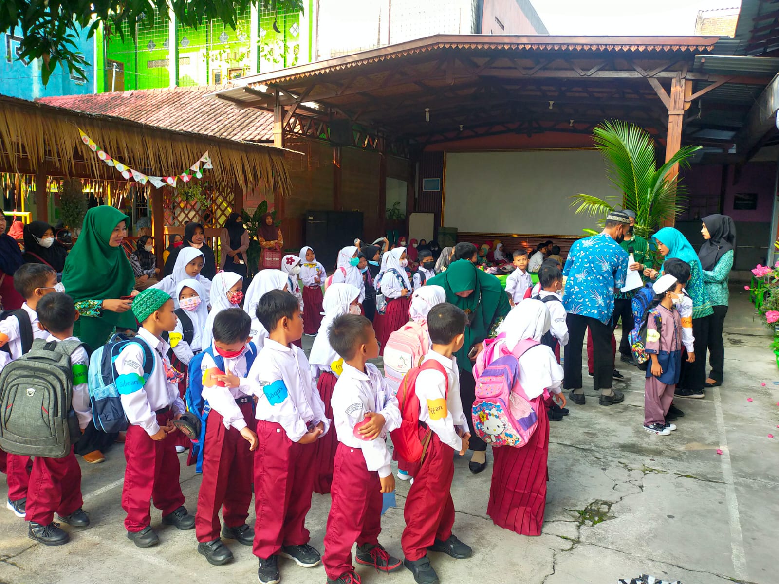 sambutan guru dan murid terlihat bahagia