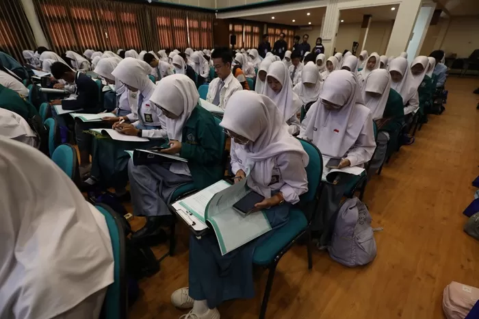 Ilustrasi Siswa Mengerjakan Tes Kemampuan Akademik