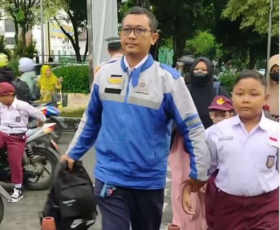 Orang tua wajib antar anak di hari pertama masuk sekolah.