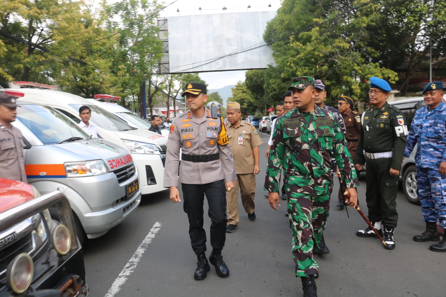 Kapolres Pacitan AKBP Ayub Diponegoro Azhar bersama TNI dan pihak terkait terjun ke lokasi memantau pelaksaan Operasi Patuh 2025.