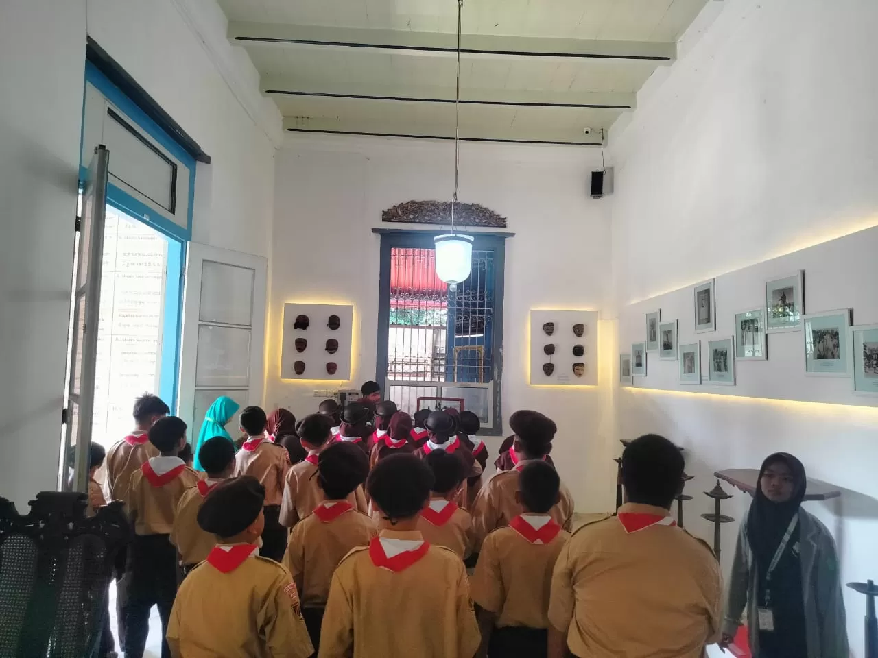 Antusiasme para murid baru berkunjung ke Museum Radya Pustaka