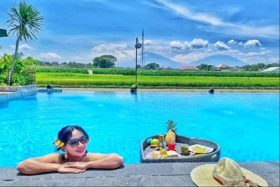 Candramaya Pool & Resort menghadirkan desain estetik khas Bali lengkap dengan kolam renang cantik dan private pool.