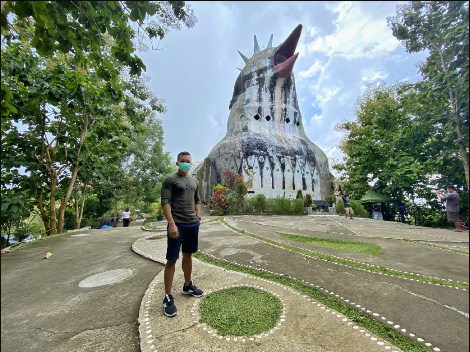 Gereja Ayam Bukit Rhema, yang sempat populer lewat film *Ada Apa Dengan Cinta 2*, adalah bangunan unik berbentuk merpati di puncak Bukit Rhema.