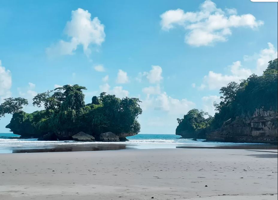 Pantai Pelang di Trenggalek
