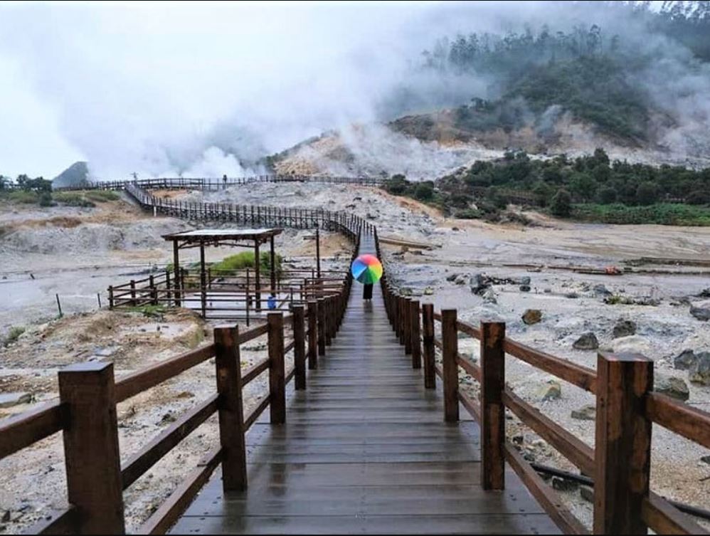 Lihat langsung lumpur mendidih & asap vulkanik di Kawah Sikidang!Plus, foto kece di Jembatan Kayangan. Liburan makin berkesan!