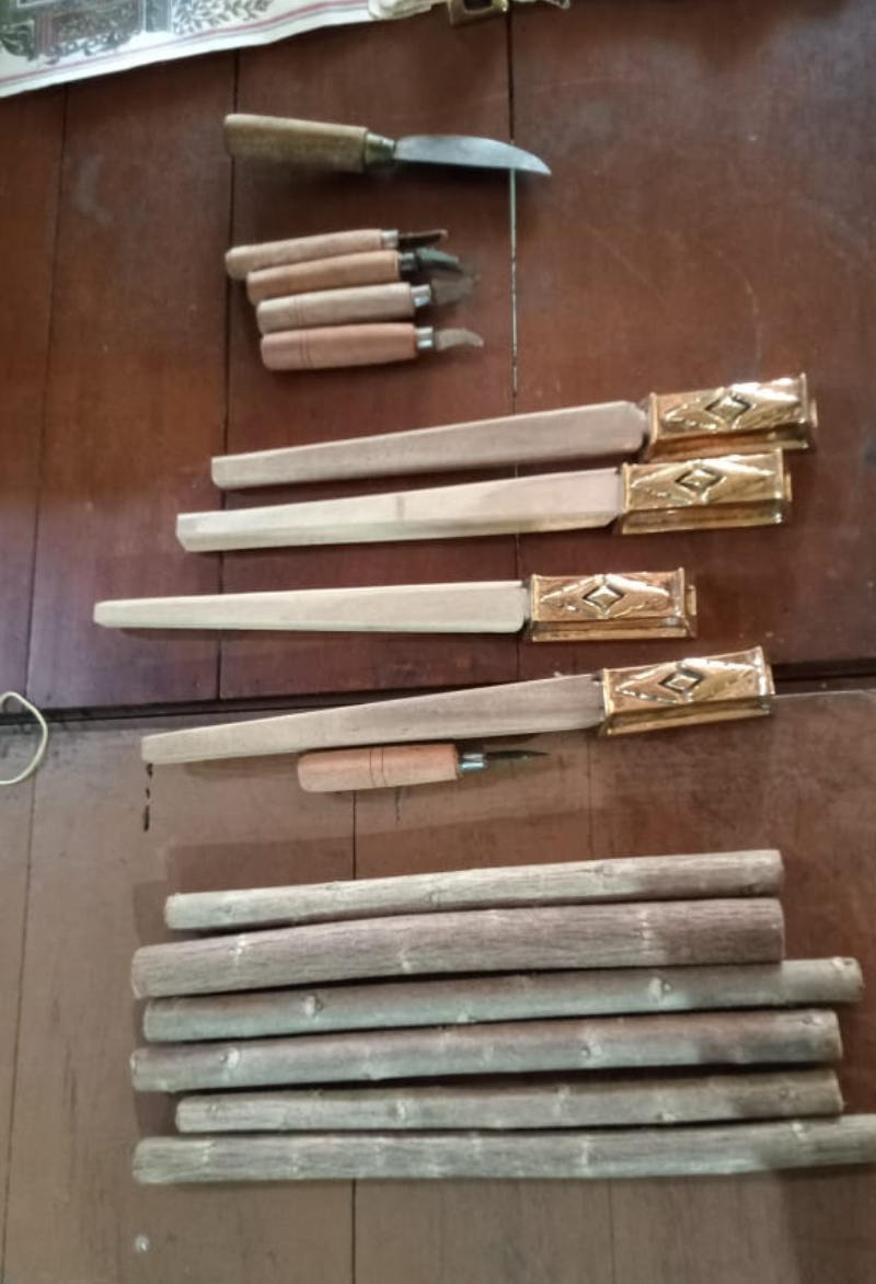 Pisau pengupas dan pisau serut serta kemplong.