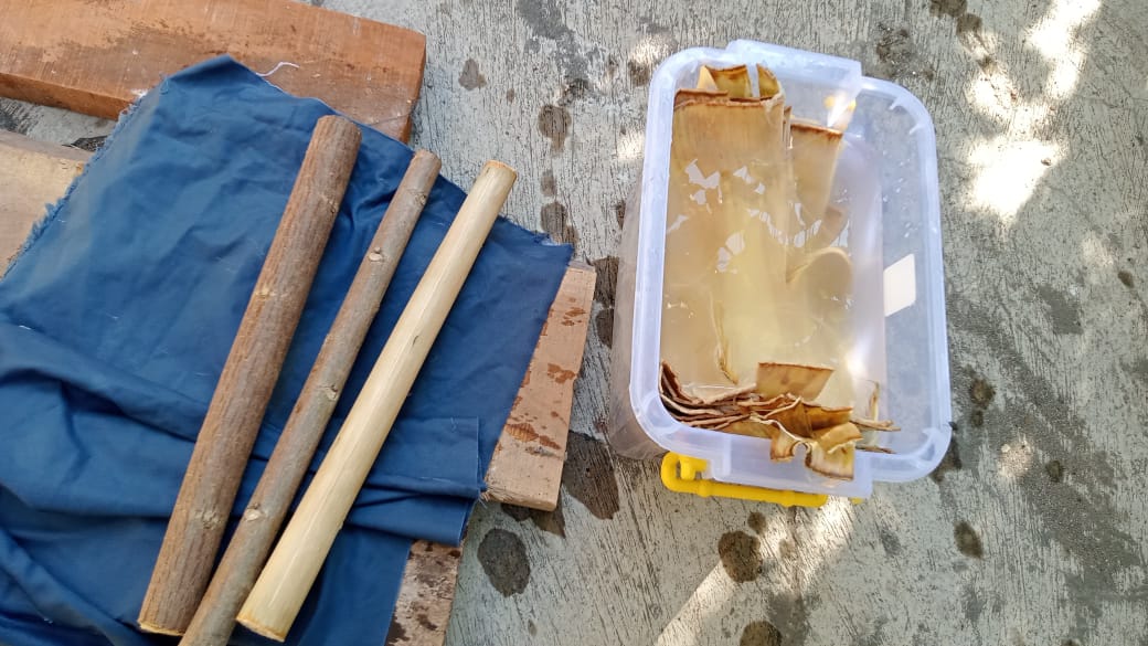 Dari batang kayu glugu, batang yang telah dikupas, hingga lembaran serat yang telah difermentasi.