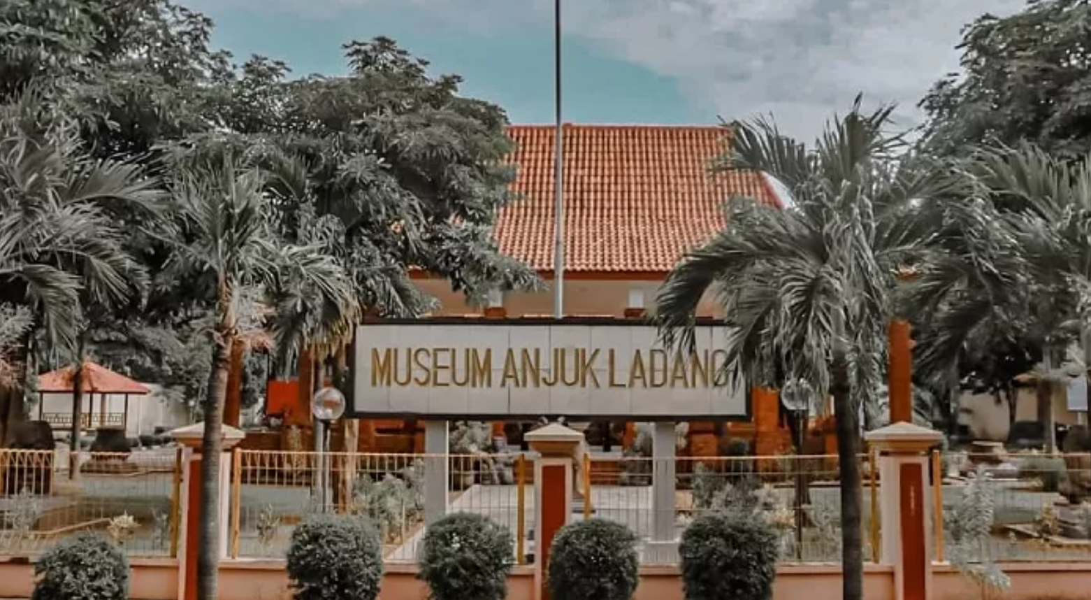 Museum Anjuk Ladang menyimpan koleksi peninggalan sejarah dan cagar budaya dari berbagai zaman.