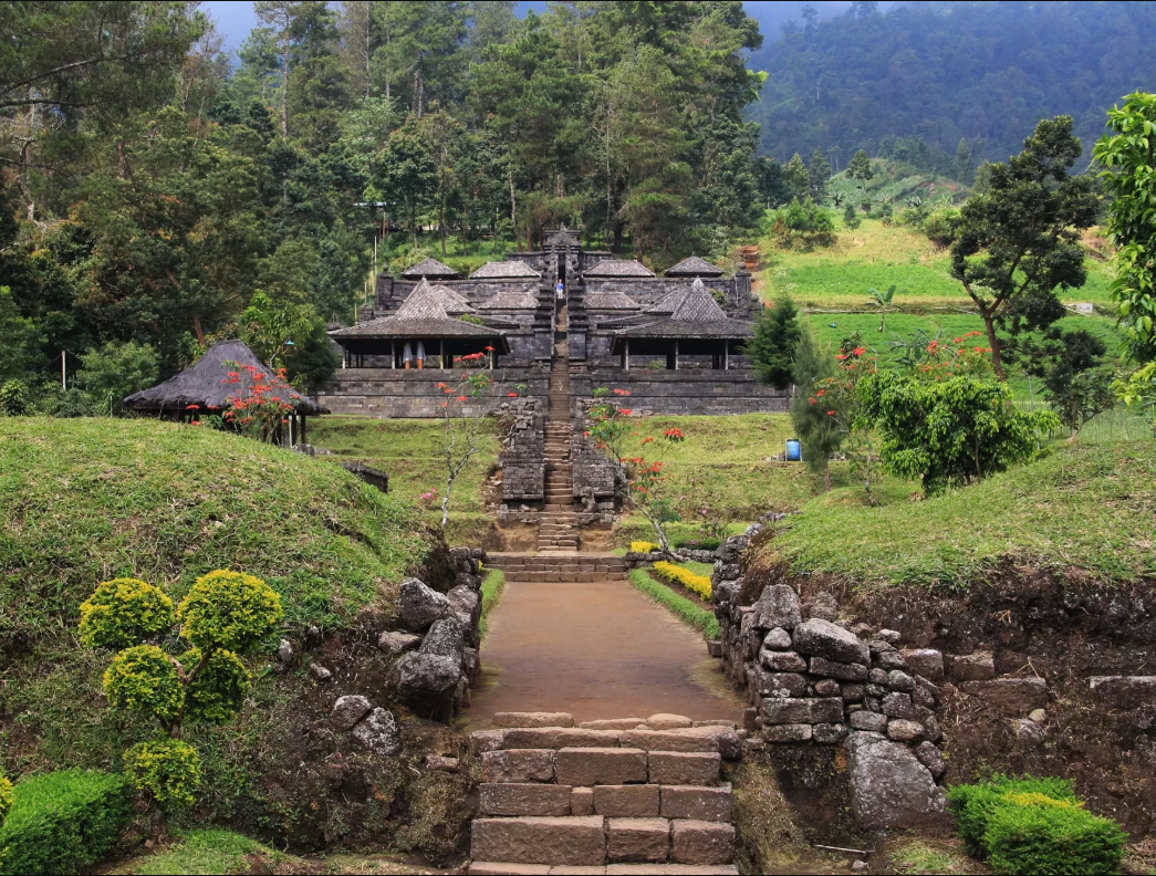 Misteri Candi Cetho: Ada apa dengan makam yang hilang di situs terakhir Majapahit ini?