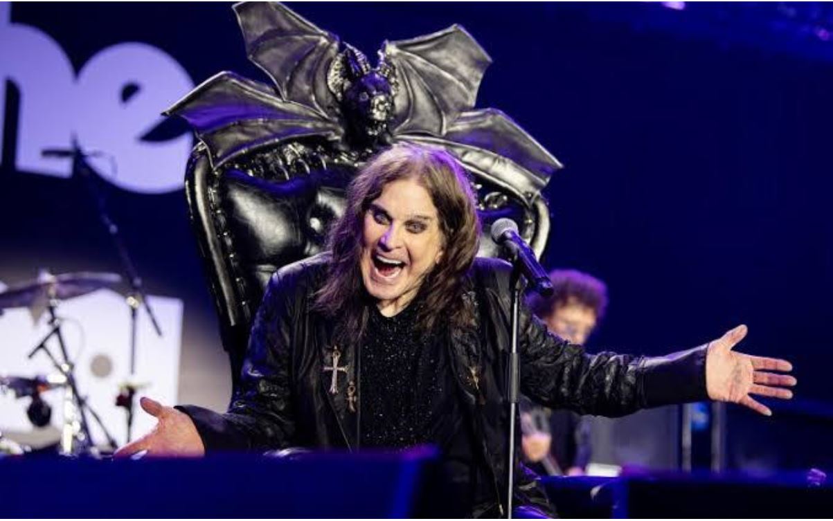 Dari masa kelam hingga panggung Grammy, Ozzy Osbourne telah mengubah dunia musik selamanya. Inilah kisah lengkap sang &ldquo;Prince of Darkness&rdquo;.