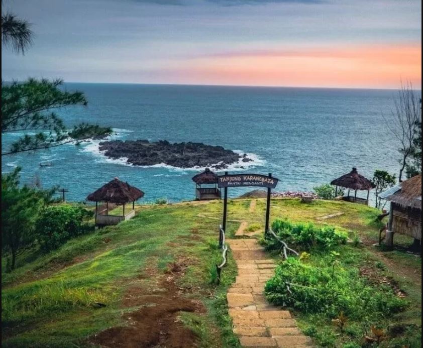 Pantai Menganti terletak di Kecamatan Ayah, Kebumen.