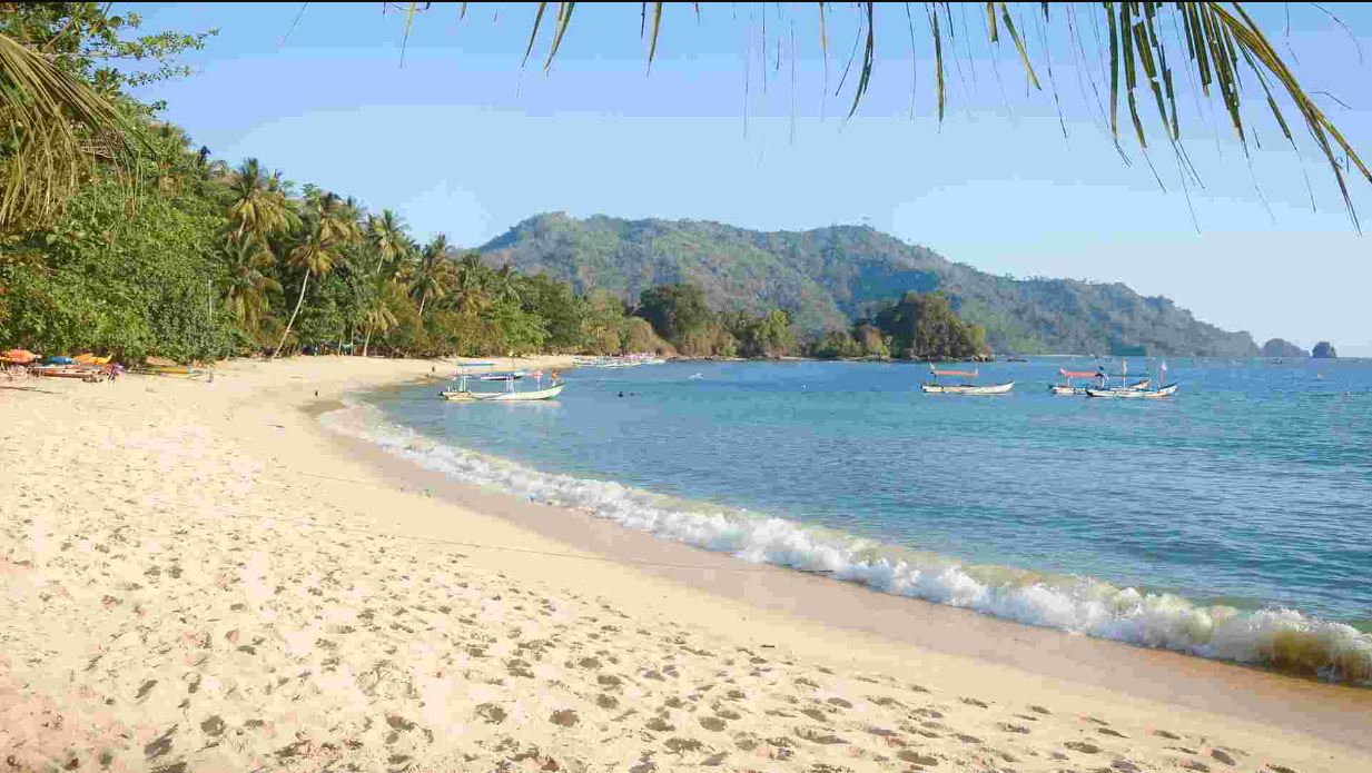 Pantai Karanggongso