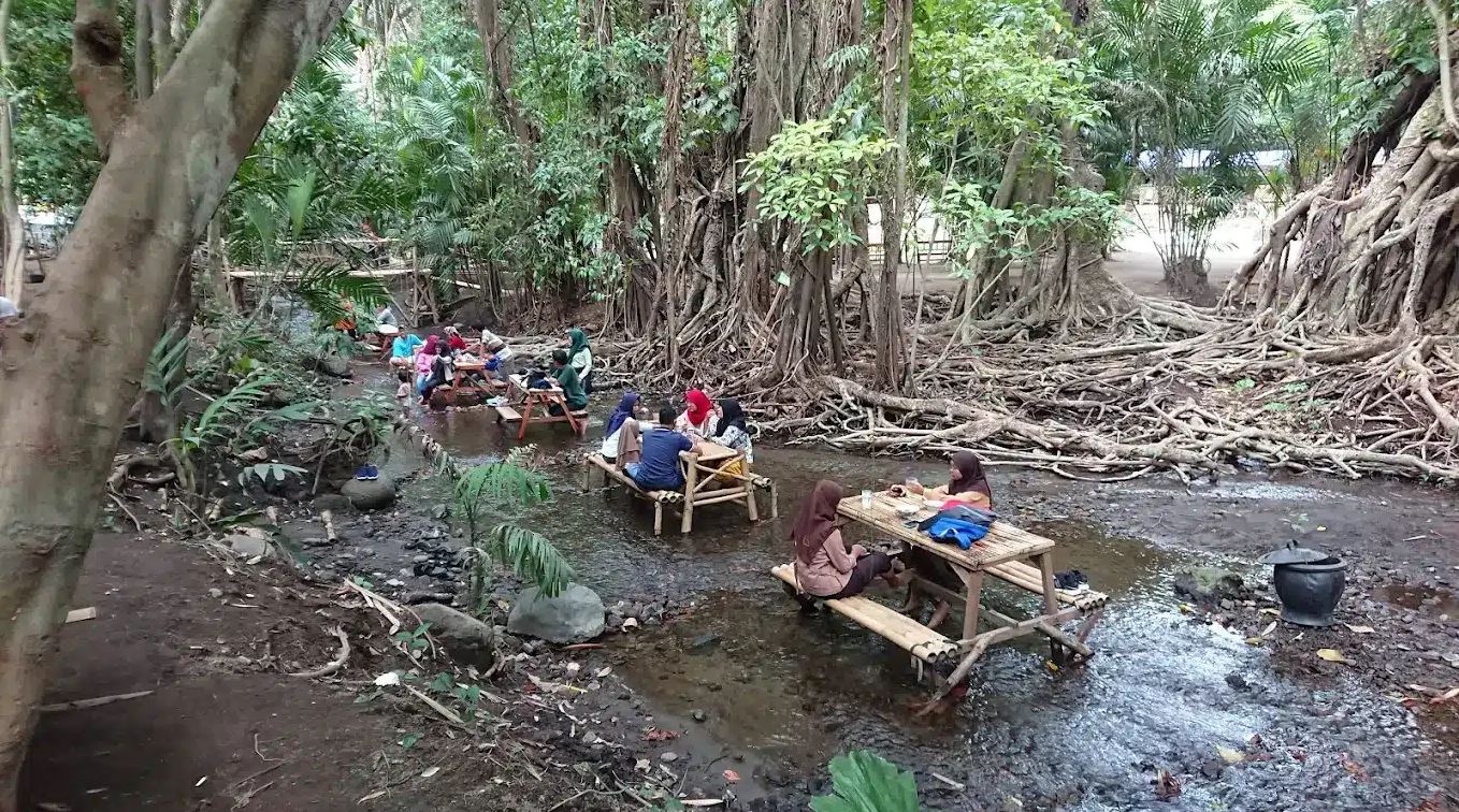Alas Simbar dijuluki sebagai &ldquo;Djawatan Forest-nya Kediri&rdquo; karena dipenuhi oleh pohon-pohon besar nan estetik yang berjajar rapi. Suasananya adem banget, cocok buat kamu yang pengen menyatu dengan alam