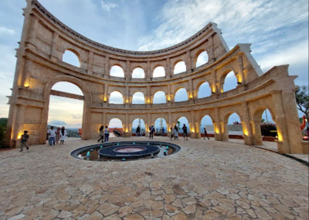 Keliling dunia tanpa paspor? Bisa banget di Pictniq Jogja! Spot fotonya kece, kulinernya enak, dan vibes-nya bikin healing total!