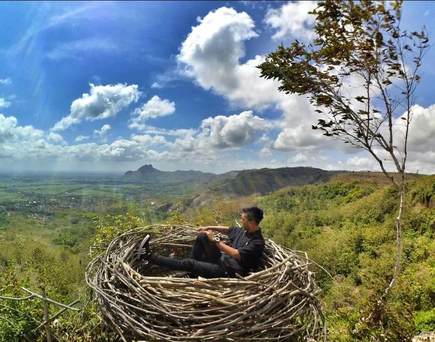 Bukit Jomblo jadi tempat favorit buat para pemburu sunset.