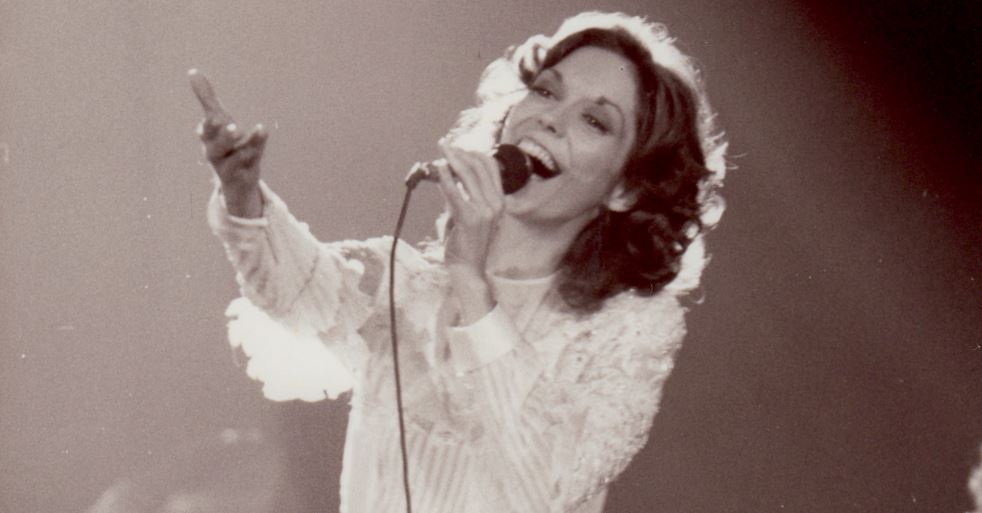 Suara indah Karen Carpenter padam karena anoreksia. Ini kisah tragis di balik lagu-lagunya yang abadi.