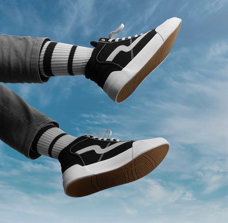 Sepatu lokal rasa internasional? Coba Patrobas! Simpel, keren, nyaman dipakai harian.