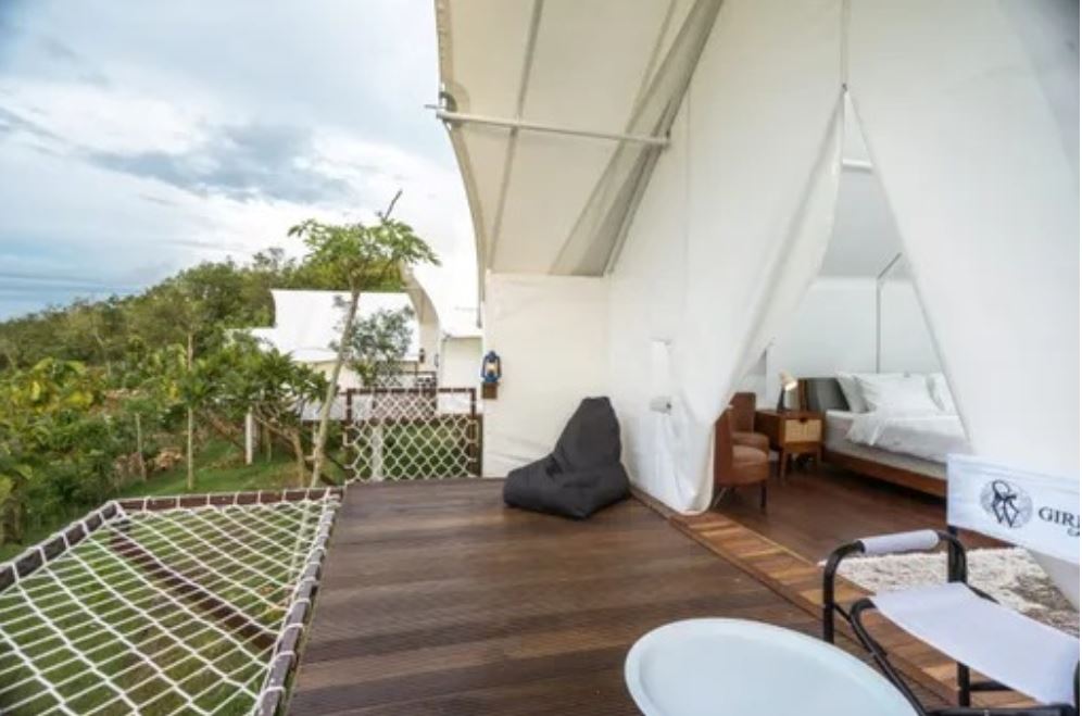Glamping di Jogja kini makin estetik. Cek 8 tempat terbaik untuk liburan romantis, keluarga, atau healing dengan suasana alam yang menenangkan.