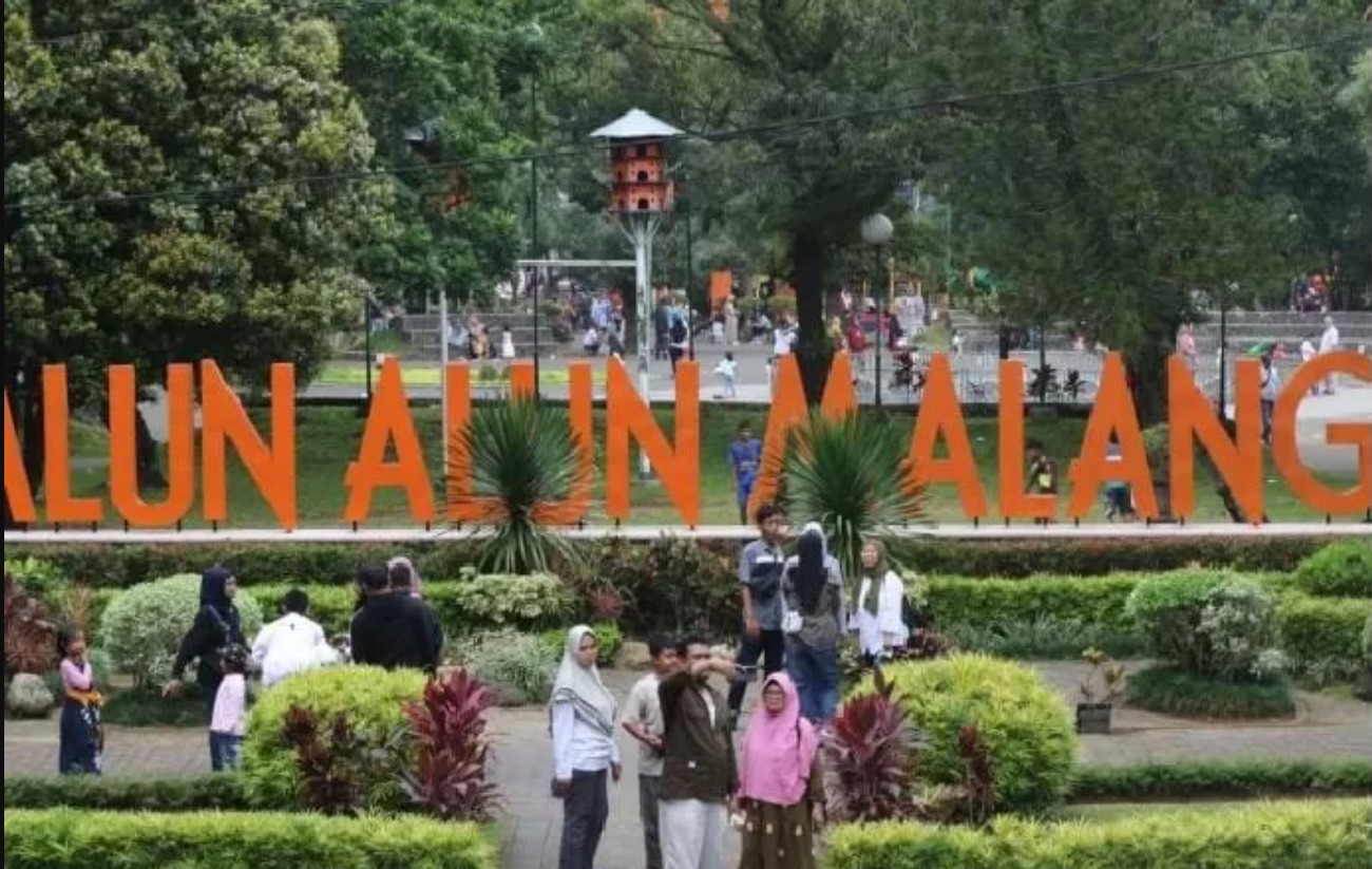 Jelajahi 5 destinasi paling ikonik di Kota Malang. Dari alun-alun legendaris sampai kampung warna-warni yang super Instagramable!