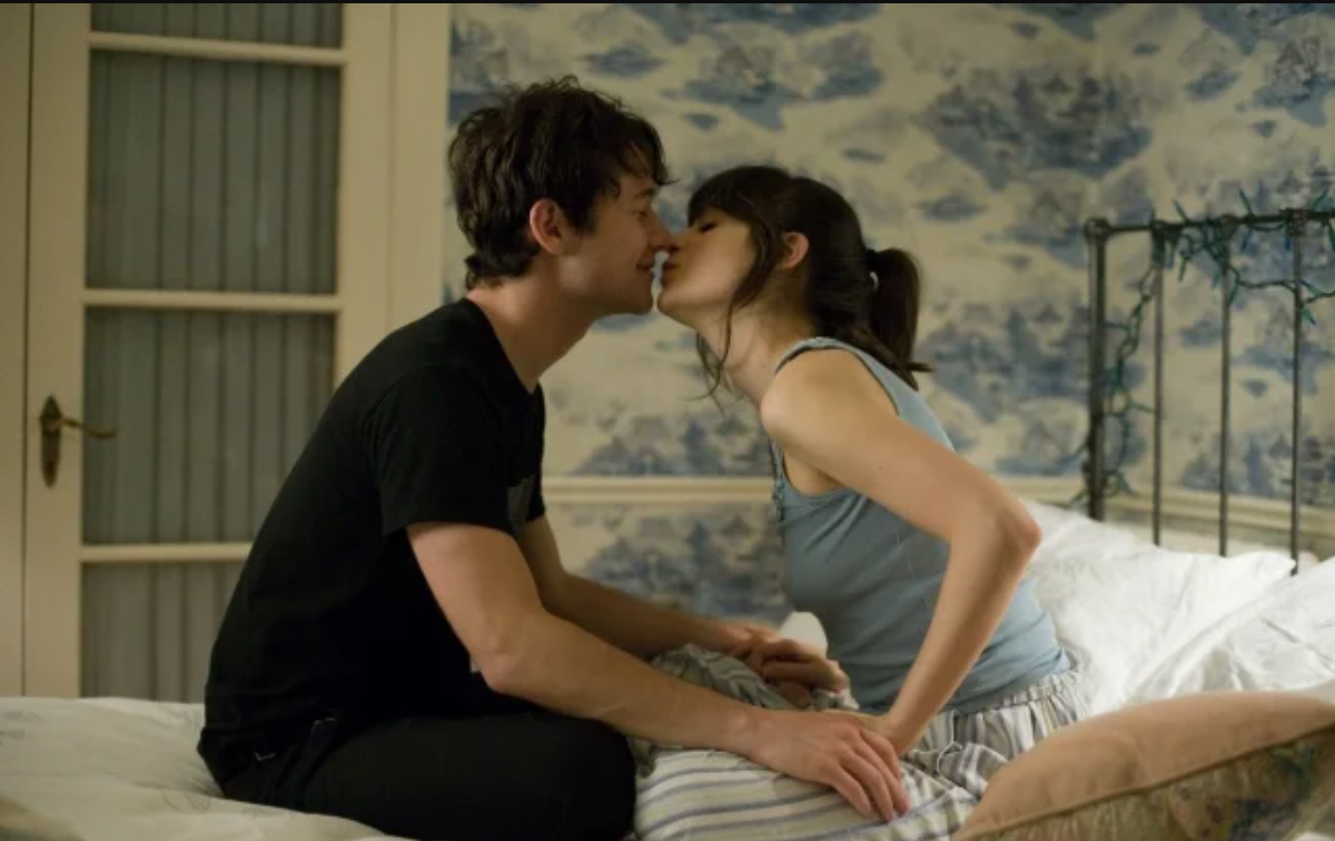 Nonton bareng pacar tanpa cringe? Ini dia 7 film romantis yang bikin quality time makin hangat dan berkesan!
