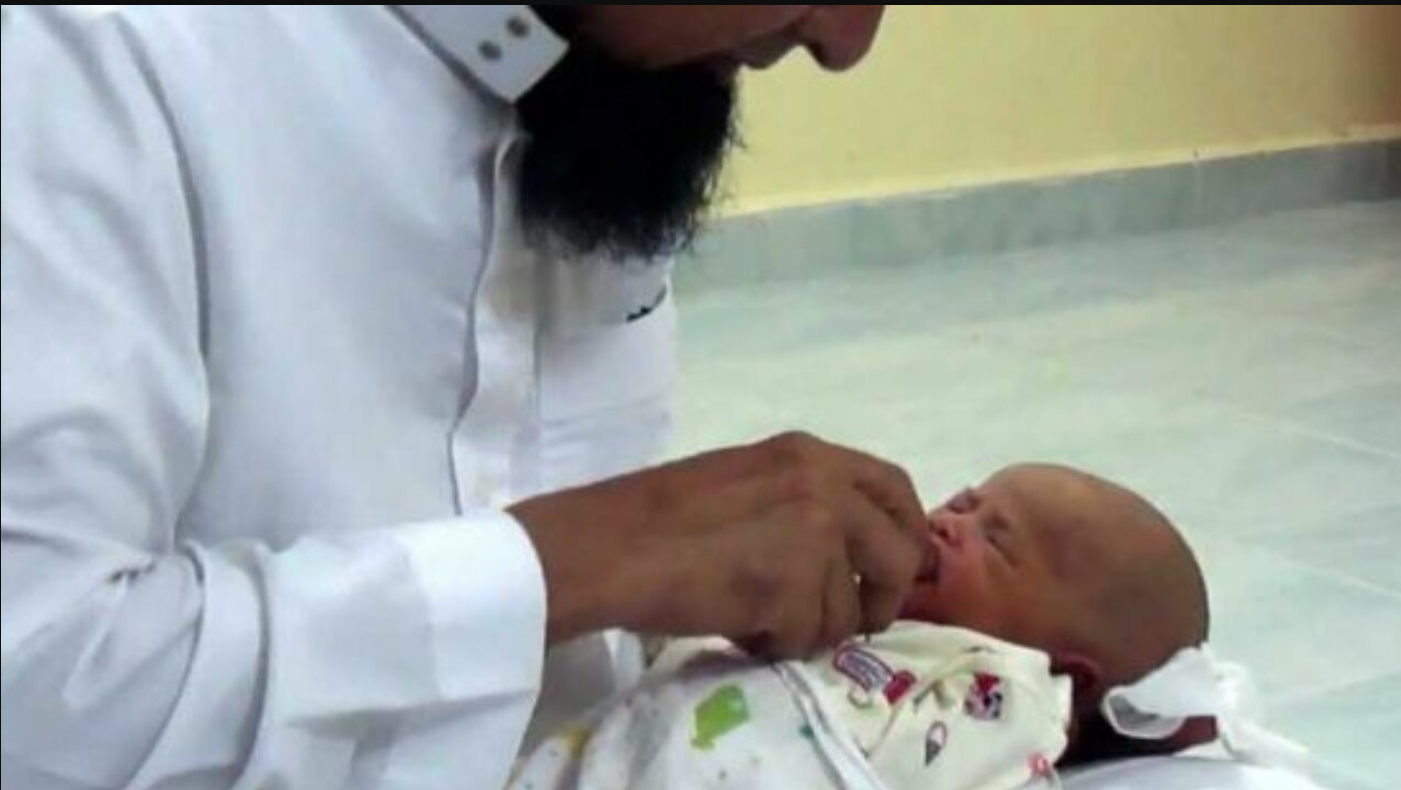 Sunnah tahnik punya makna spiritual dan manfaat kesehatan bagi bayi. Yuk kenali tata caranya.