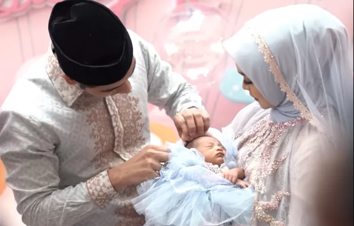 Aqiqah sunnah Nabi SAW yang fleksibel. Bisa ditunda hingga mampu, tak harus mewah, dan bukan kewajiban bagi yang kesulitan ekonomi.