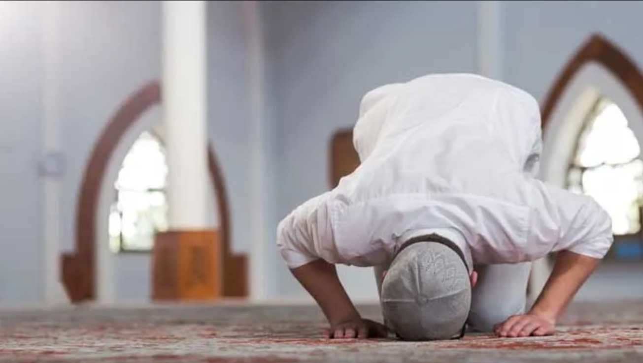 Temui ayat sajdah? Begini cara sujud tilawah sesuai sunnah yang benar.