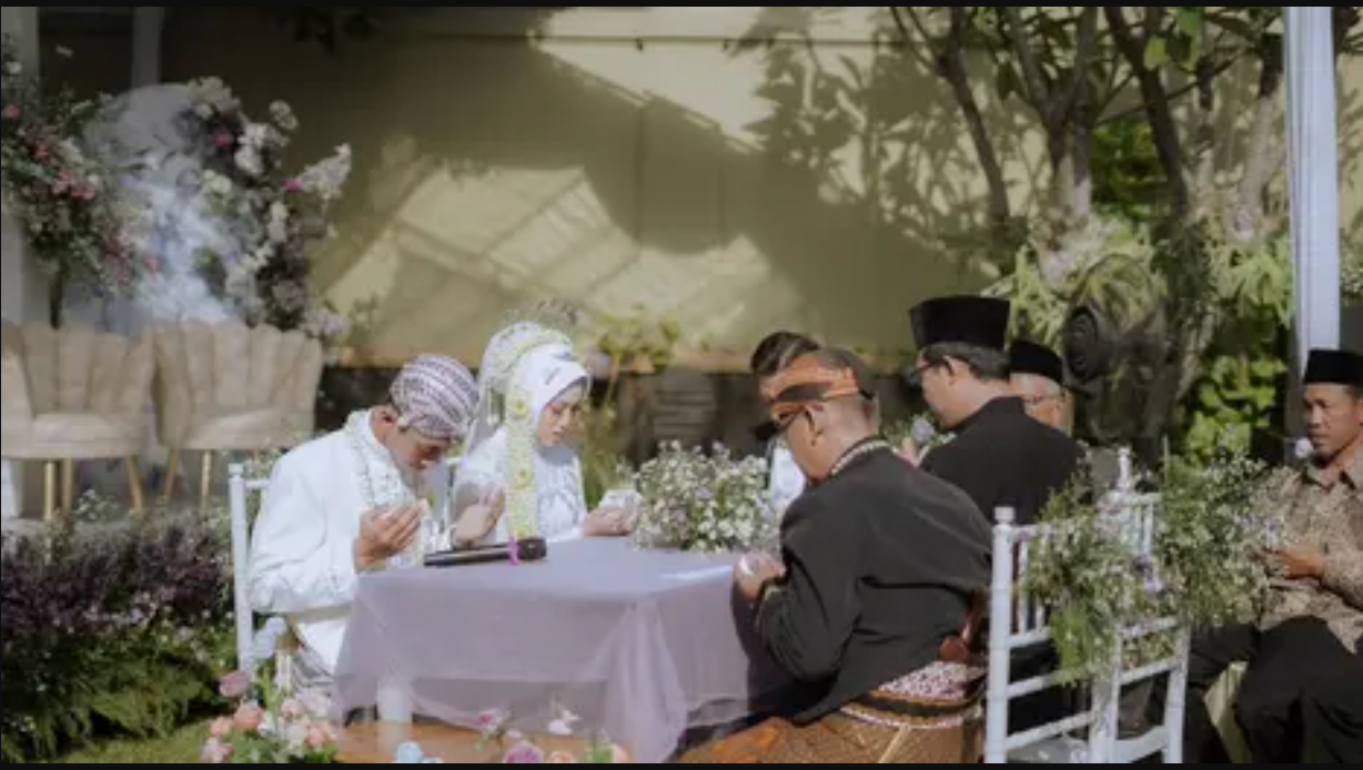 Doakan pengantin baru dengan kalimat sunnah ini. Singkat, penuh makna, dan mengandung harapan keberkahan dalam rumah tangga.