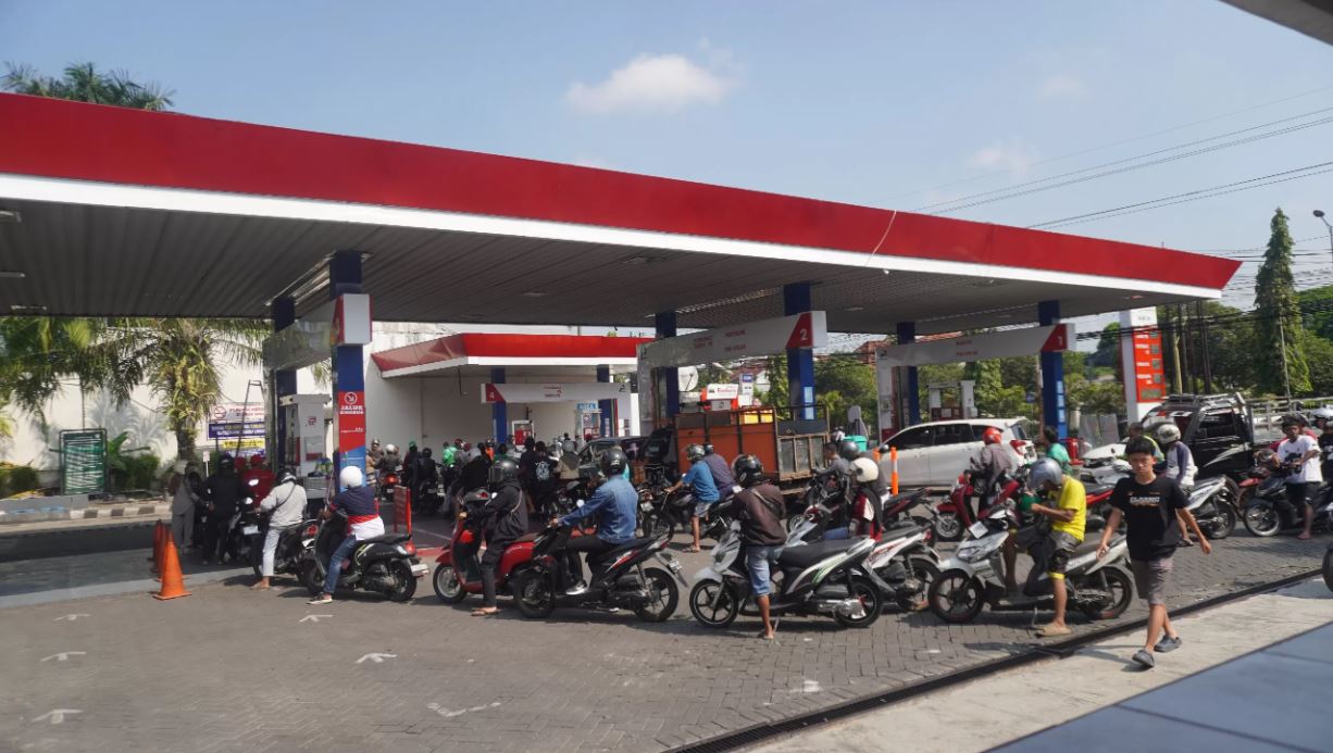 ANTRI: Warga berbondong-bondong menyerbu SPBU jalan Gajah mada yang masih memiliki stok BBM, Minggu (28/7)