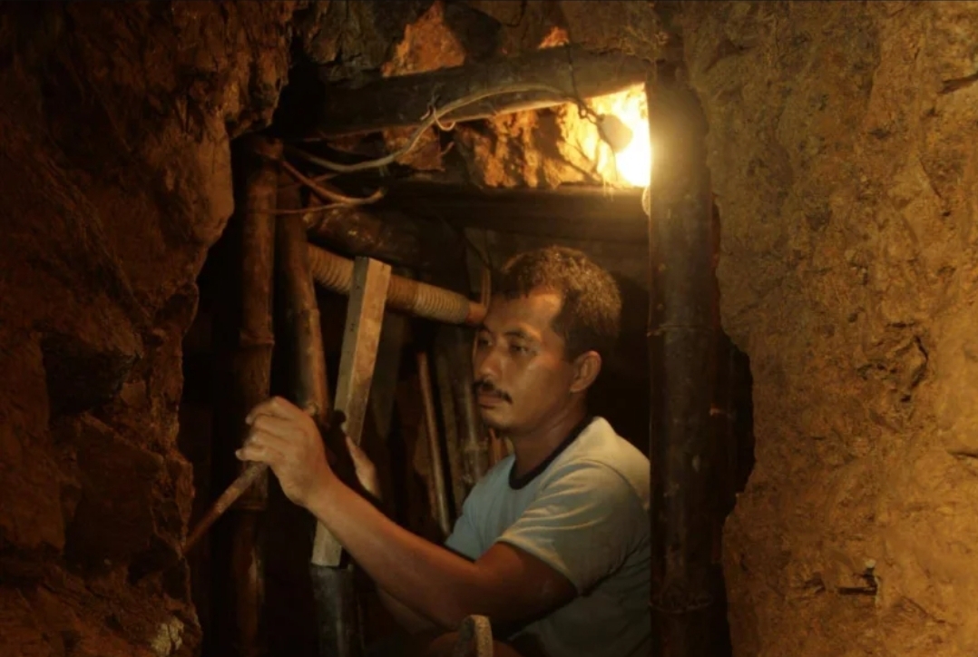 Penambangan emas tradisiona di Wonogiri.
