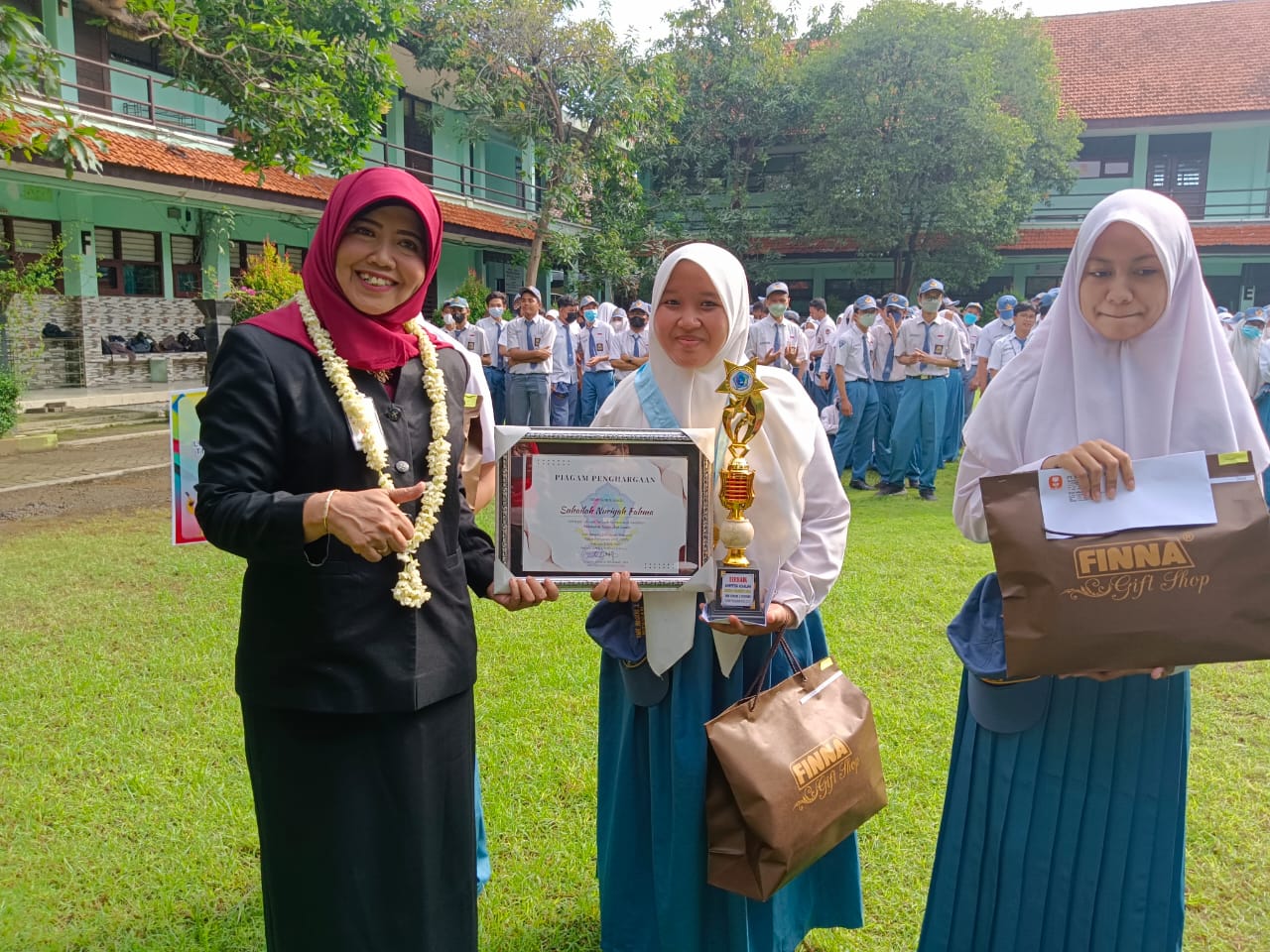 Kepala Sekolah SMKN 2 Buduran Saat Memberikan Piagam Kepada Murid yang Berprestasi