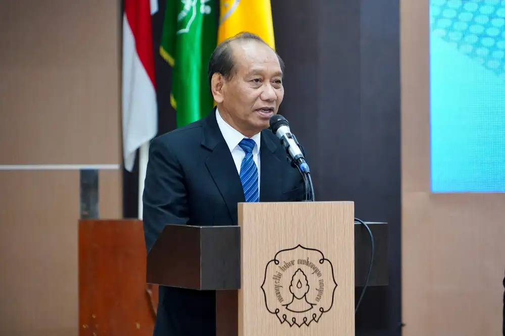 Dekan Fakultas Kedokteran UNS Reviono
