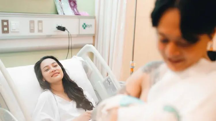 Momen DJ Bravy Vconk Menemani ang Kekasih Erica Carlina Lahiran Anak Pertamanya.