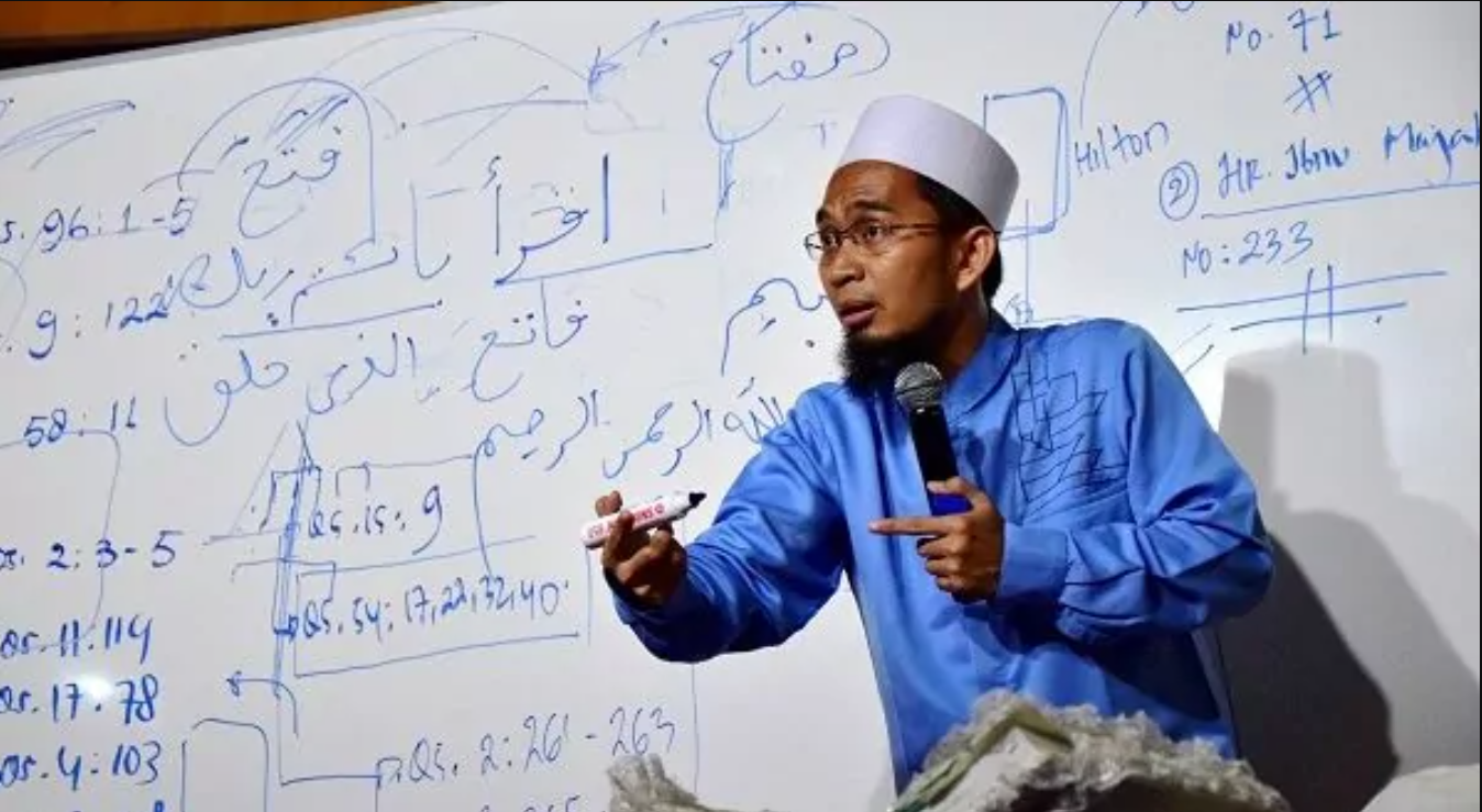 Ustadz Adi Hidayat, dai muda yang buktikan dakwah bisa ilmiah dan digital sekaligus.