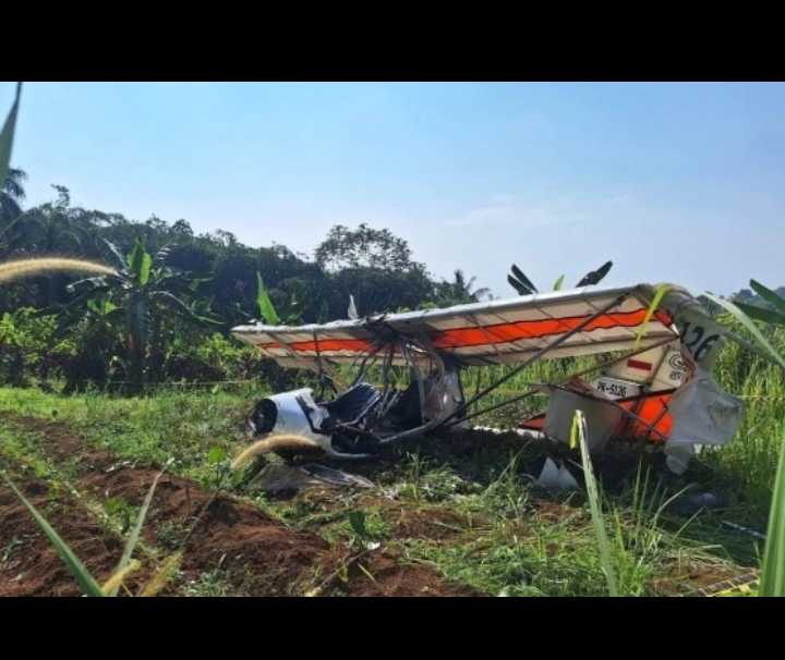 pesawat jenis Microlight Fixed Wing Quicksilver GT500 dengan nomor registrasi PK-S126 terjatuh di Bogor.
