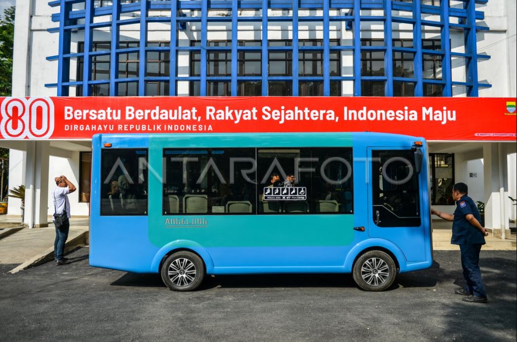 Bandung luncurkan angkot listrik pintar ber-AC, kamera 360, dan nontunai. Transportasi masa depan sudah datang!