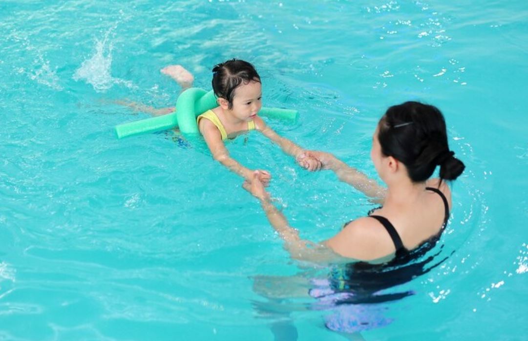 Berenang bikin anak makin sehat, pintar, dan percaya diri! Ini 8 alasannya kenapa si kecil wajib coba olahraga air ini sejak dini!