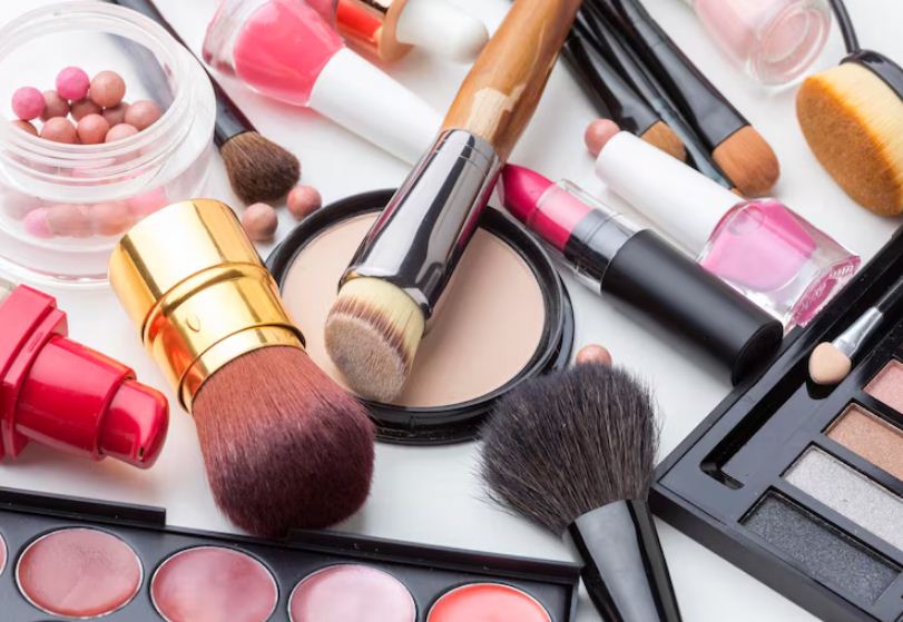 Ilustrasi kombinasi skincare dan makeup.