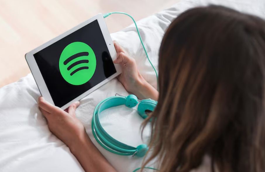 Ilustrasi mendengarkan lagu Spotify yang lagi hits.