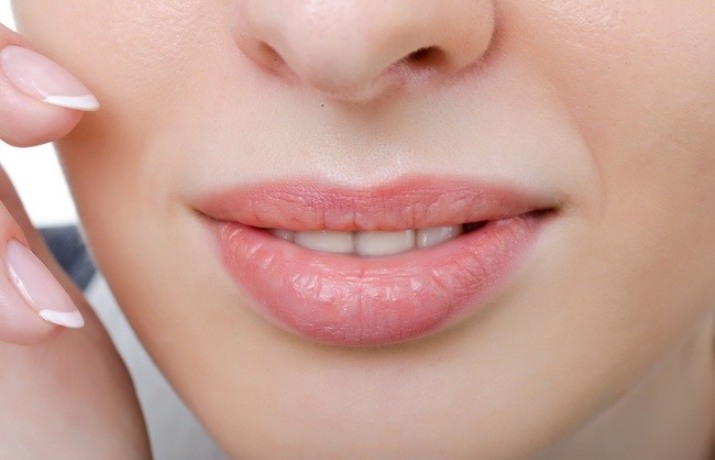 Ilustrasi bibir kering karena penggunaan lip cream.
