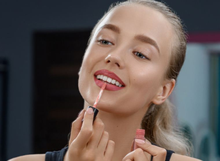 Ilustrasi lipstik sesuai warna kulit.